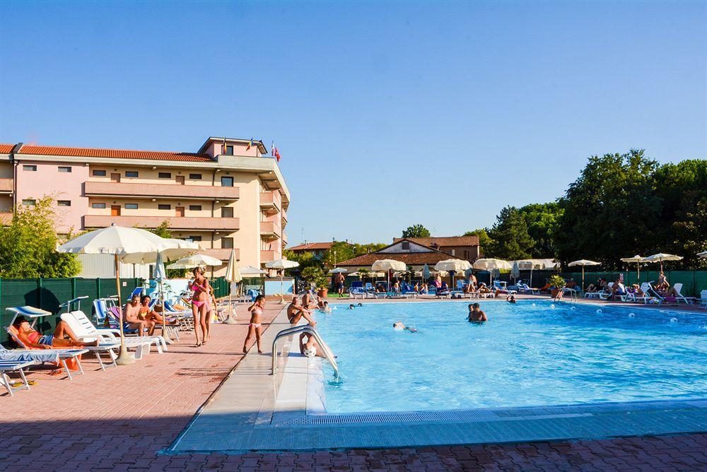 Aparthotel Costa Paradiso Lido Adriano Buitenkant foto
