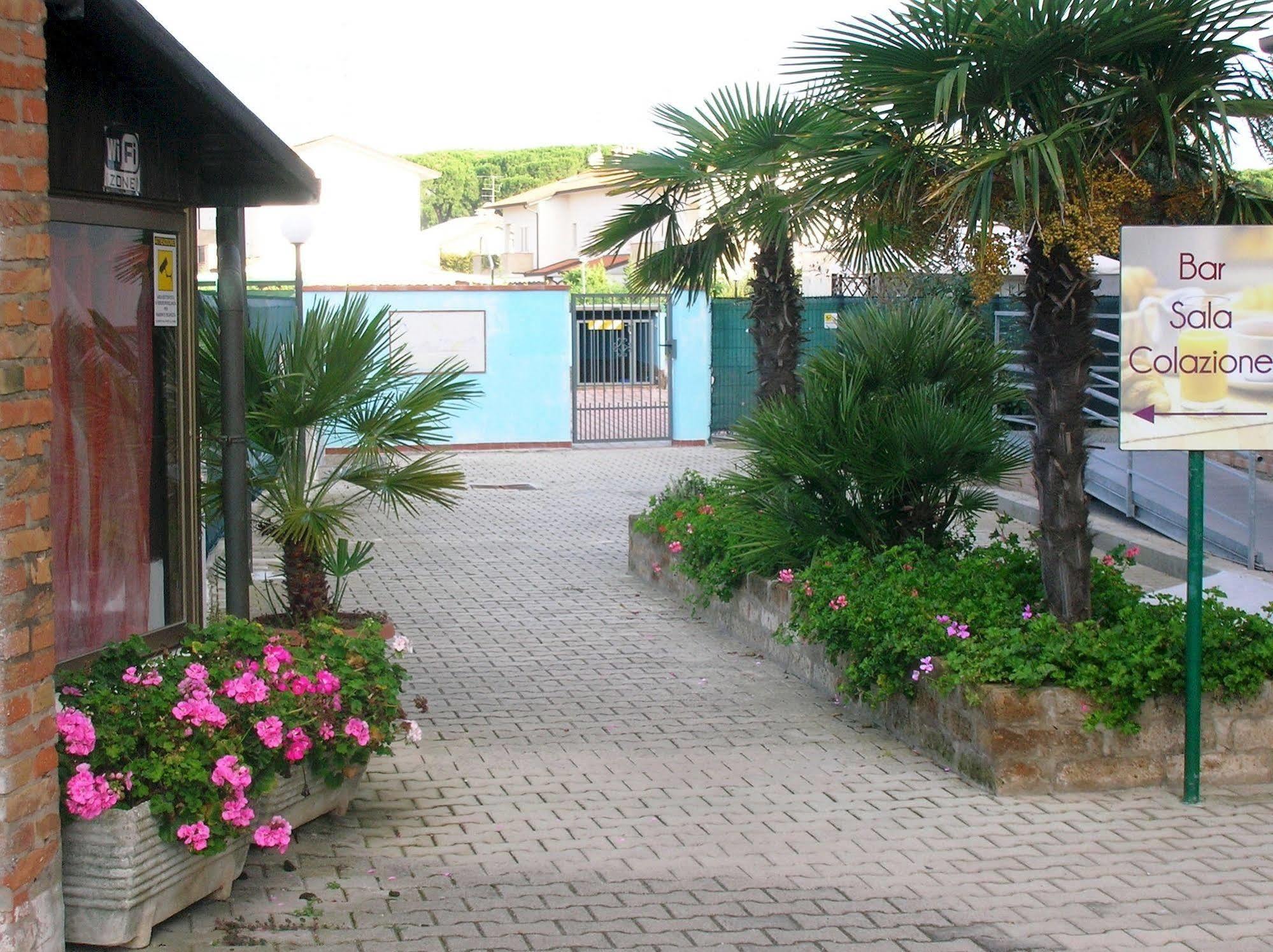 Aparthotel Costa Paradiso Lido Adriano Buitenkant foto