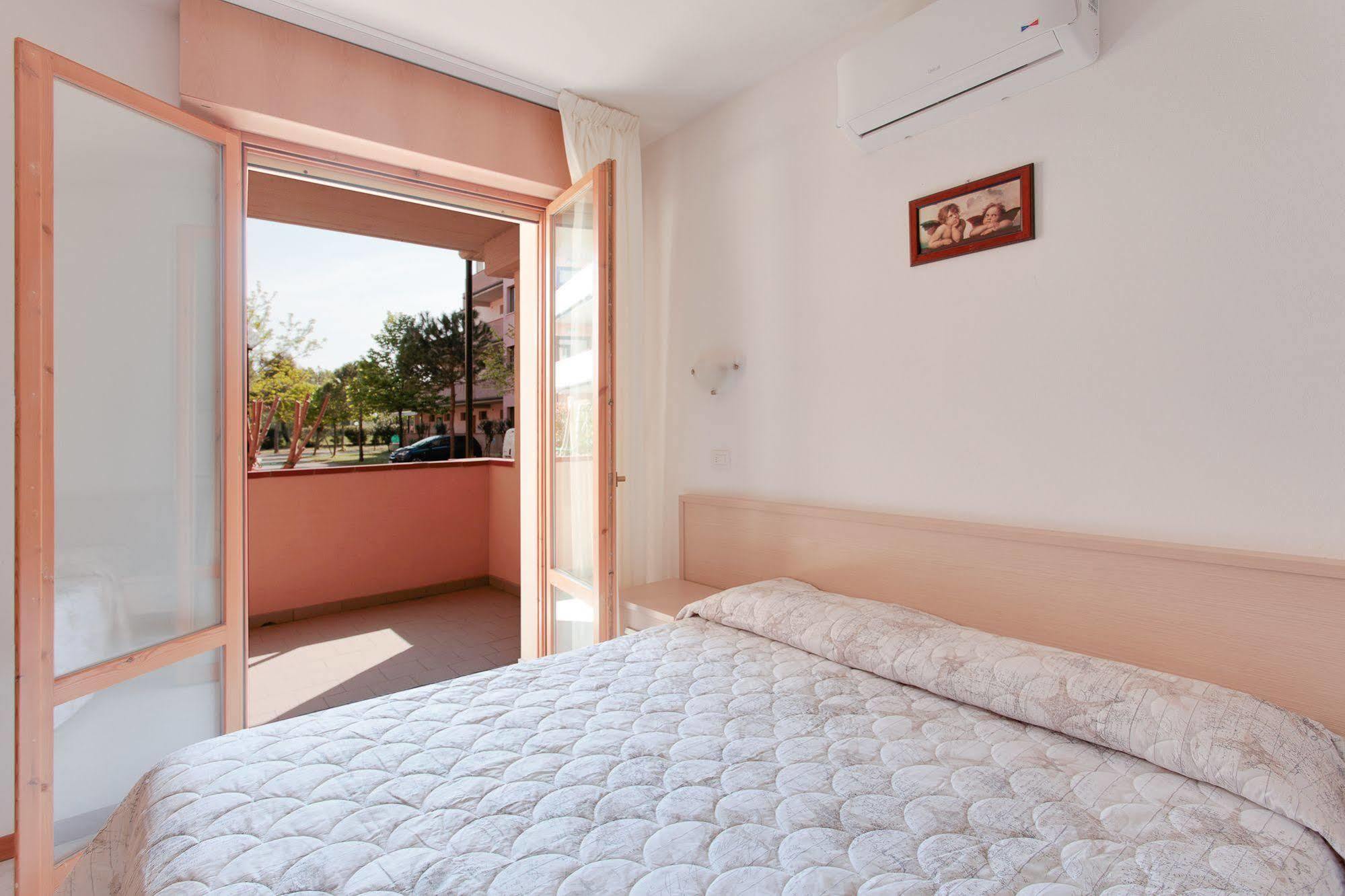 Aparthotel Costa Paradiso Lido Adriano Buitenkant foto